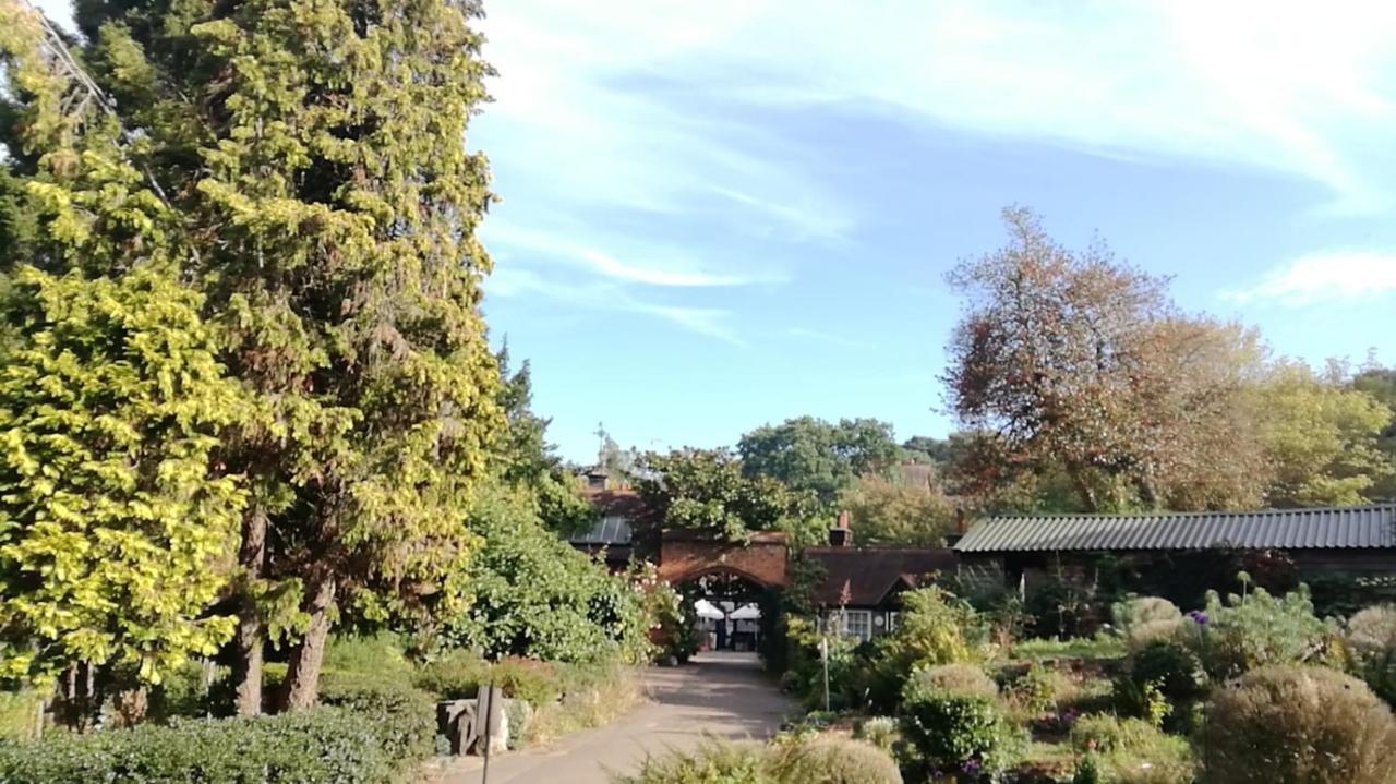 Many Worlds Meet - Eurostar, Wimbledon 30 Mins, Central London, Gatwick 15 Mins - Spacious, Sleeps Up To 16 Plus Cot - Free Wifi, Parking - Next To Lloyd Park, Great For Families, Walkers, Relocators - Ideal For Contractors London Borough of London Borough of Croydon Exteriör bild